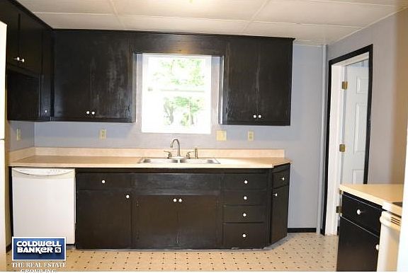 Spacious kitchen w/appliances