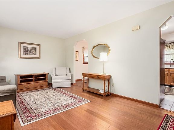 4th image of 1003 Eppley Ave