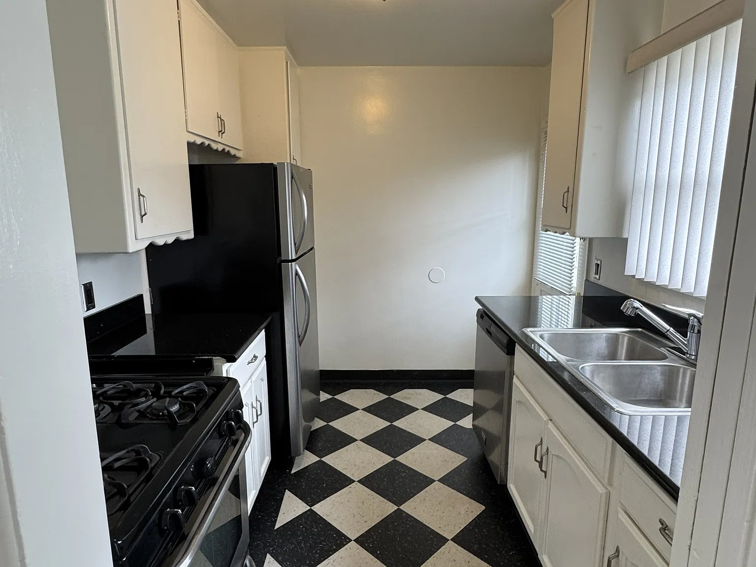4941 Whitsett Ave — Photo 4