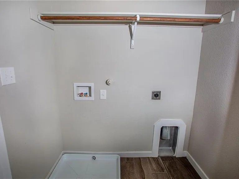 137 Lakeview Ct — Photo 6