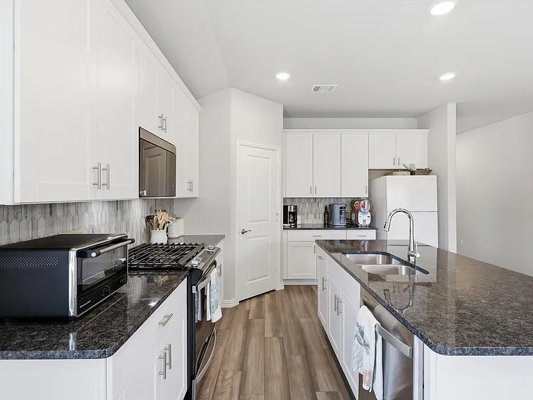 410 Dempsey Dr — Photo 6