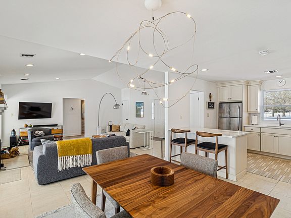3rd image of 11 Saint Andrews Cir