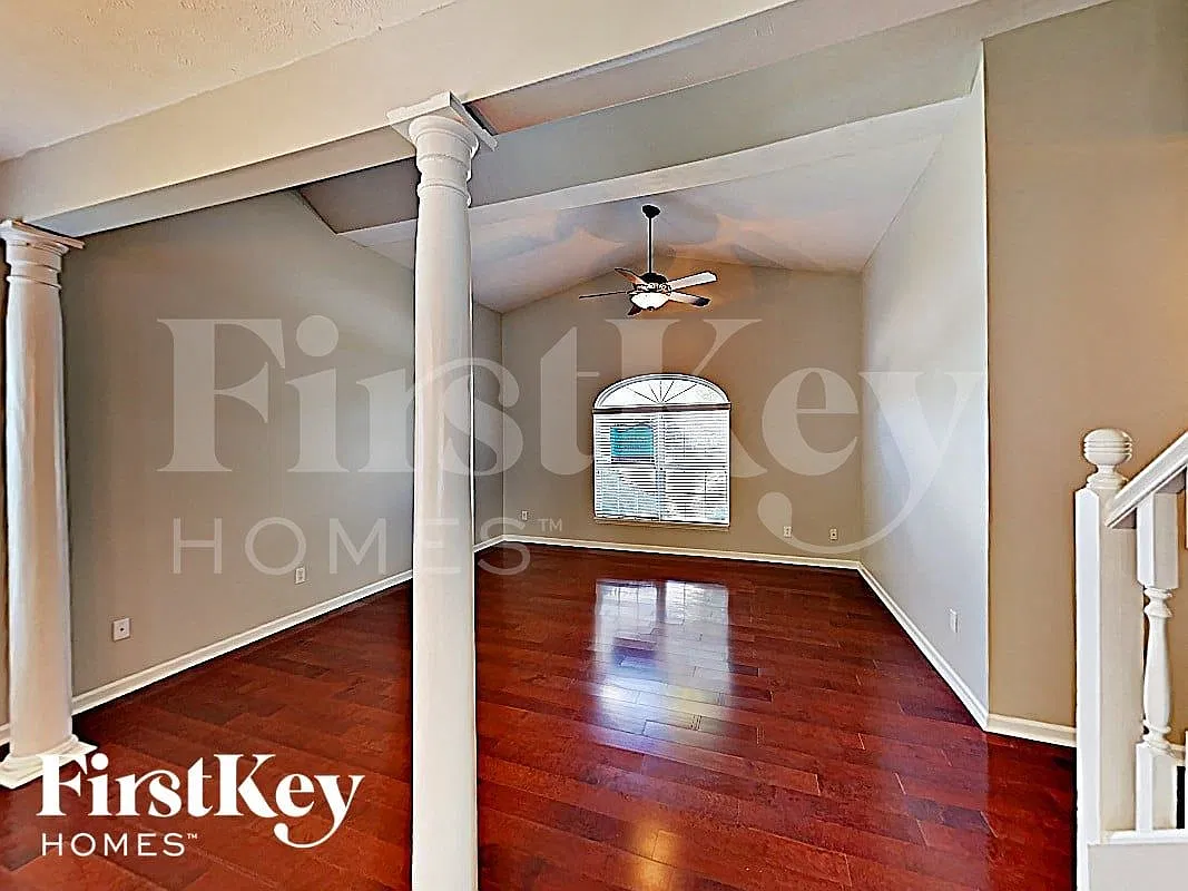 4 bed, 2.5 bath, 3830 sqft, $2,850 — Photo 4