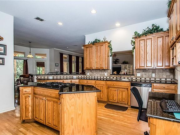 3rd image of 604 Oak Leaf Ct