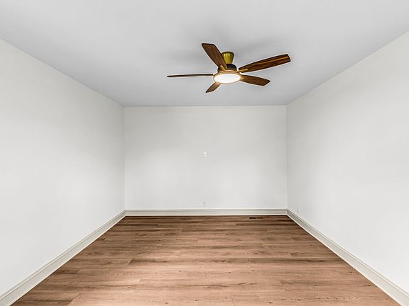 5th image of 443 Meadowlark Dr
