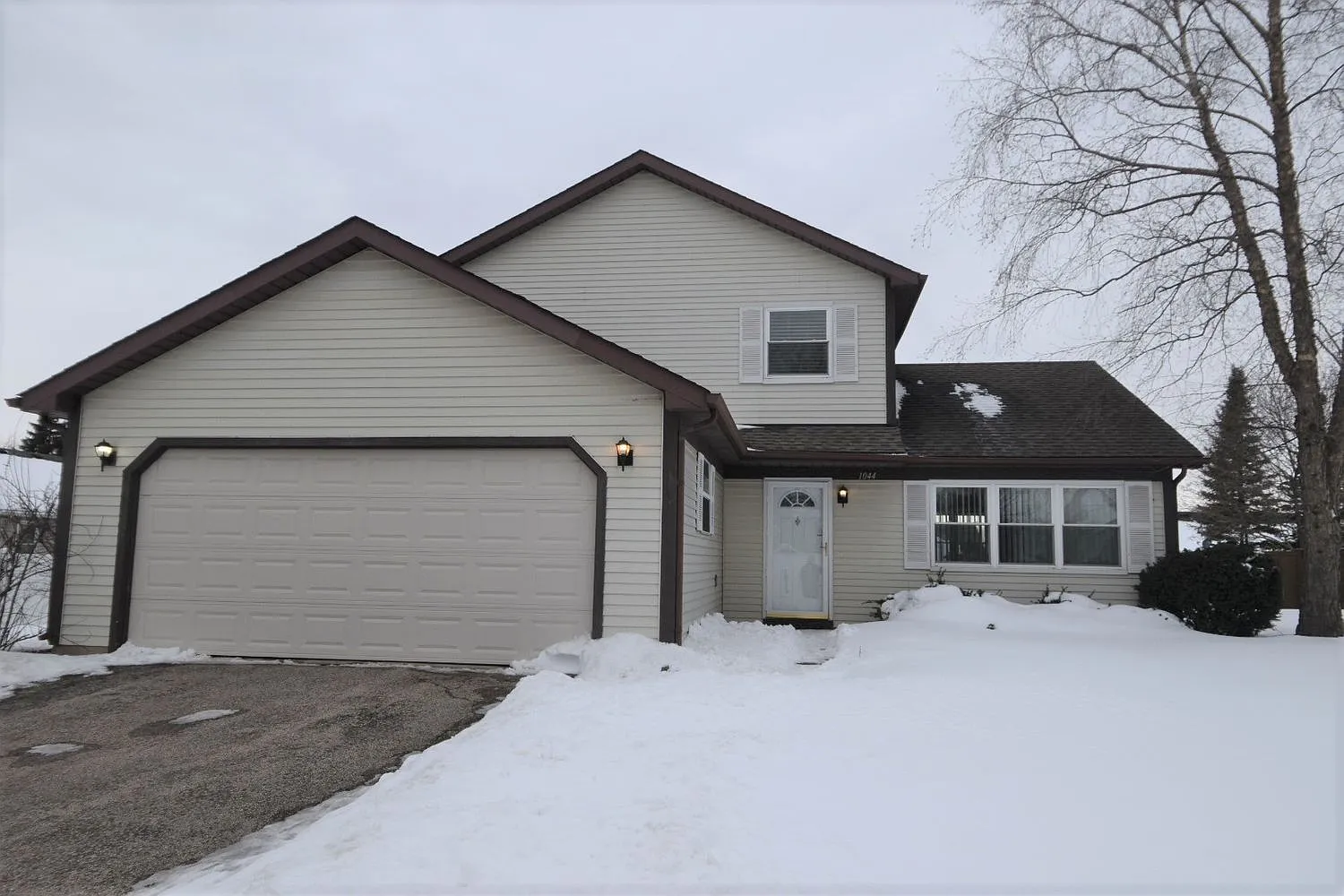 1044 Spring Valley Dr photo 1
