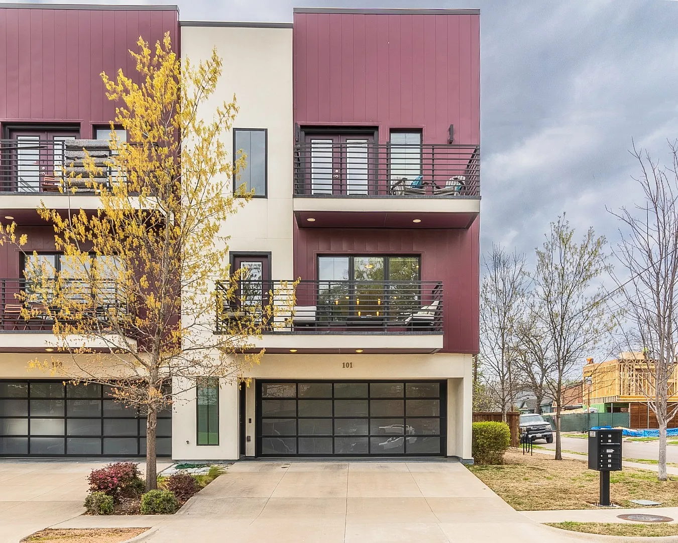 Stylish 2BR/2.5BA Townhome in Prime East Dallas Attached Garage, Unbeatable Location — Photo 1