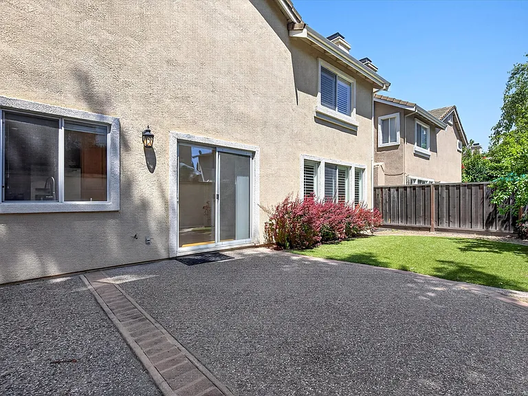 2056 Olivia Ct — Photo 30