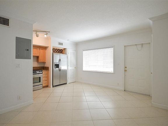 5th image of 924 SE 2nd Street #21