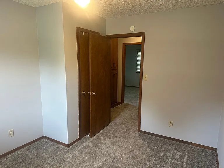 537 Memorial Dr E — Photo 17