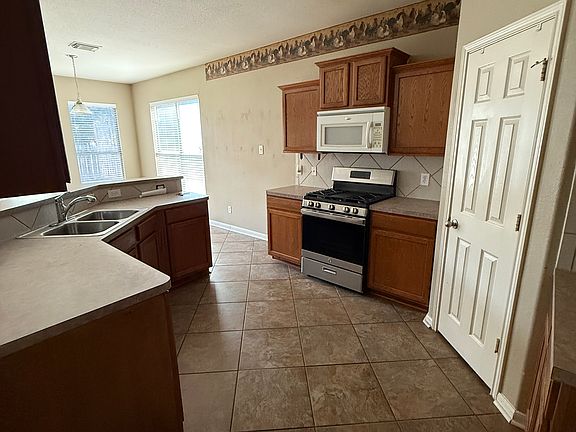 Kitchen (note:wallpaper has been removed)