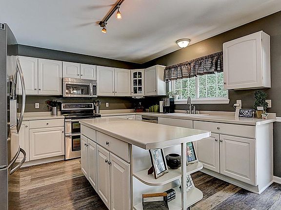 4th image of 2931 Berkshire Dr