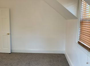 869 N McKinley Rd APT 2, Lake Forest, IL 60045