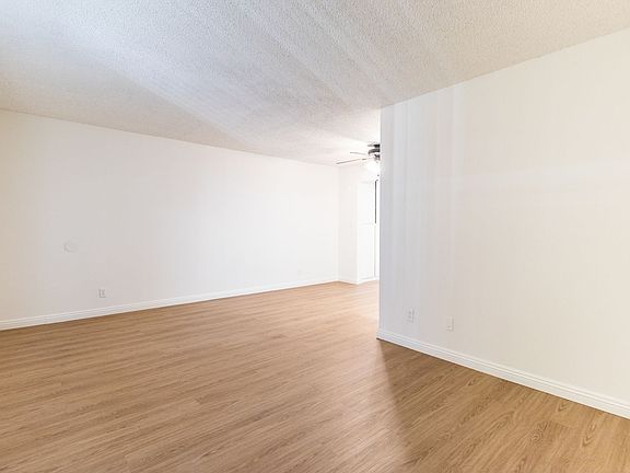 4th image of 12603 Oxnard St #3