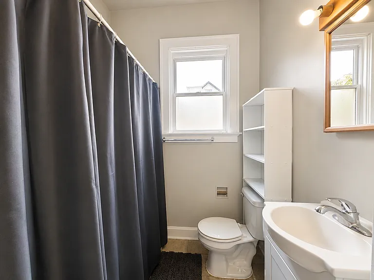 2322 Stratford Apts — Photo 9