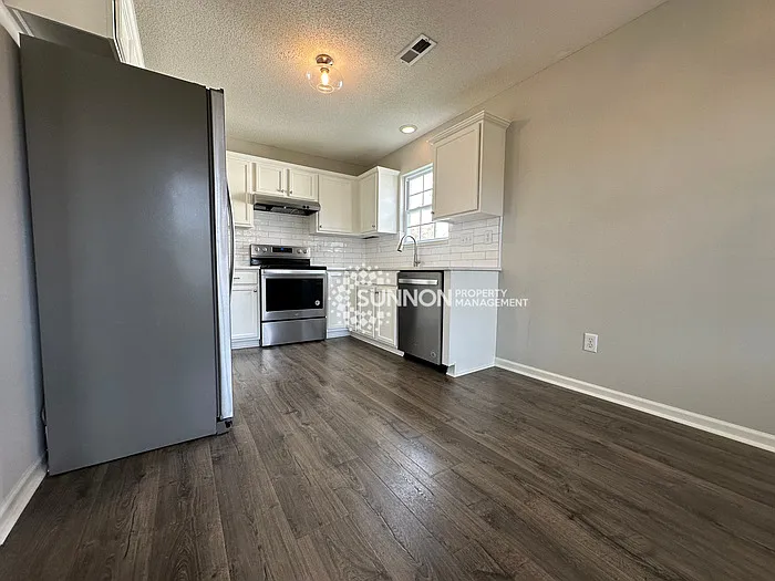 3 bed, 2.0 bath, 1383 sqft, $2,099 — Photo 2