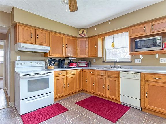 3rd image of 15370 Summit Dr