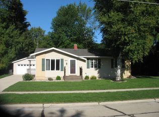 924 Glenview Dr, Manitowoc, WI 54220