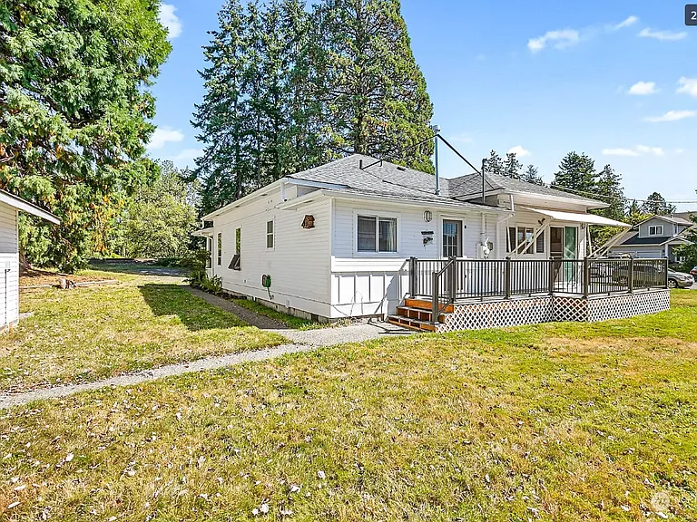 1865 Bayview Ave — Photo 10