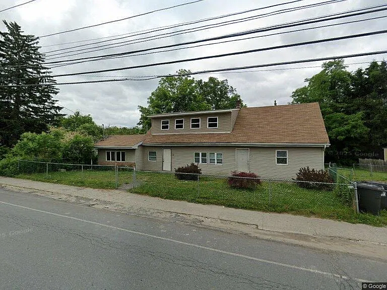 4 bed, $2,200 — Photo 1