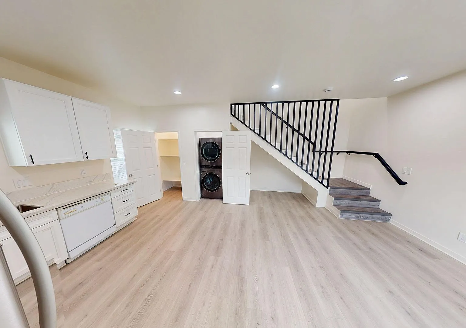 4 Bed/2 Bath on Mary Lane! — Photo 3