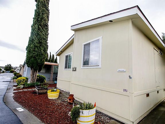 3rd image of 3 Leisureville Cir