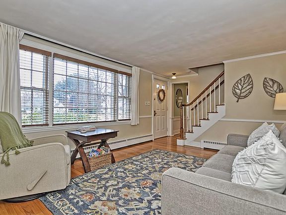 5th image of 8 Eastman Ave