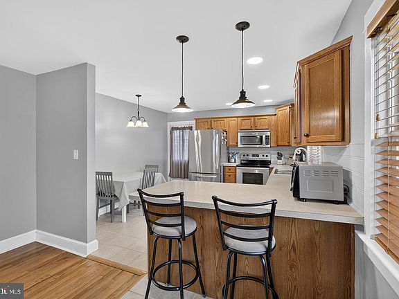 3rd image of 812 E Division St