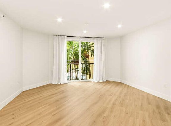 3rd image of 720 S Sapodilla Avenue #304
