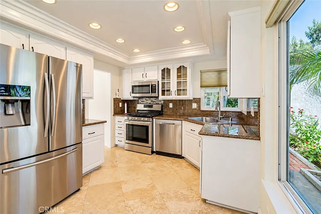 4 bed, 1570 sqft, $5,250 — Photo 3