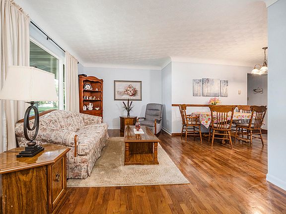 4th image of 35302 Riverview Dr