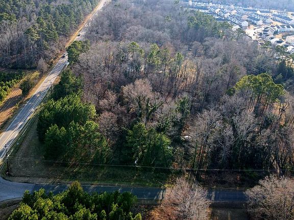 Less than 6 minutes to downtown Durham and 5 minutes to Duke Regional Hospital. 
