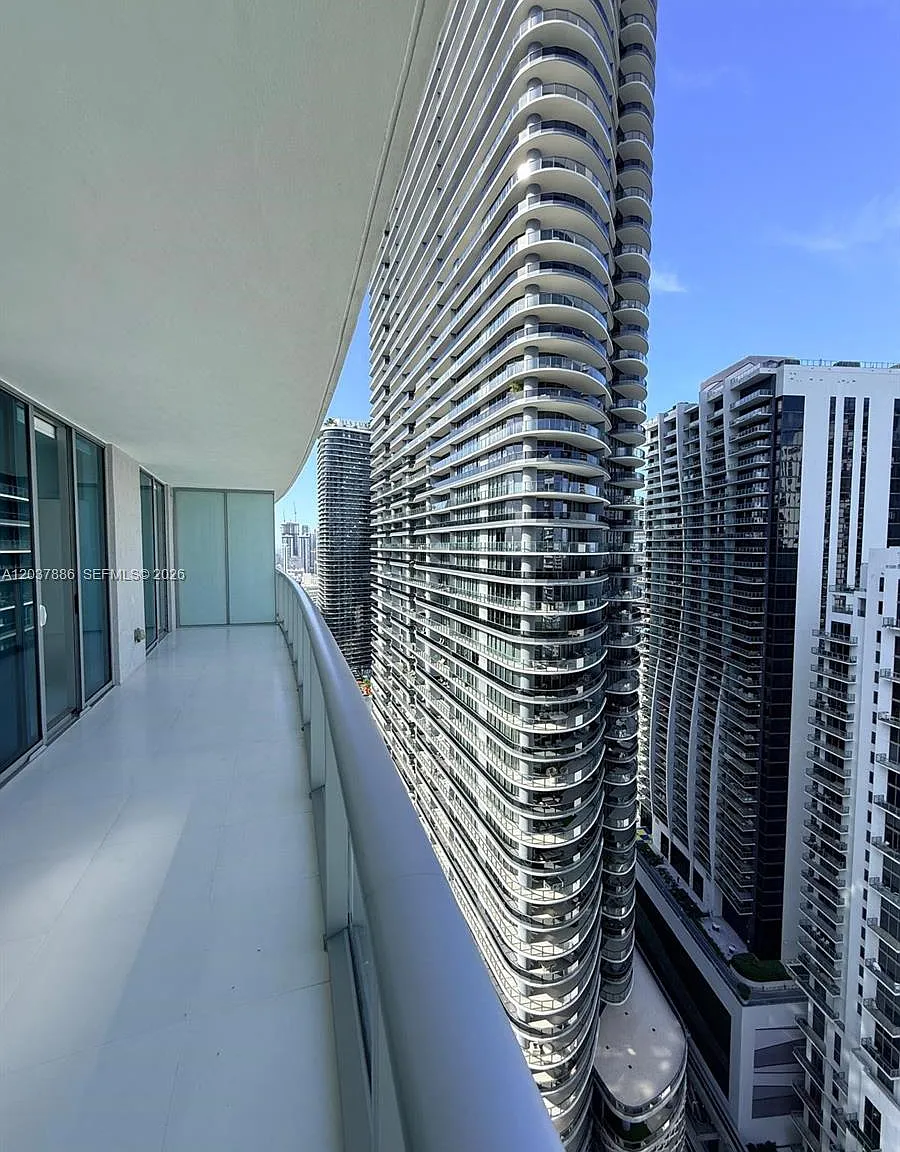 1100 Millecento Residences — Photo 4
