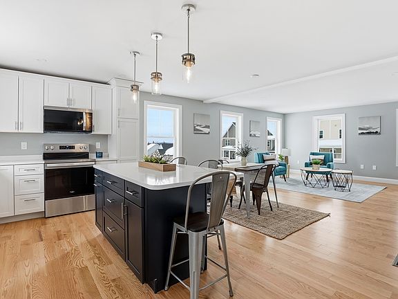 4th image of 35 Eisenhower Drive