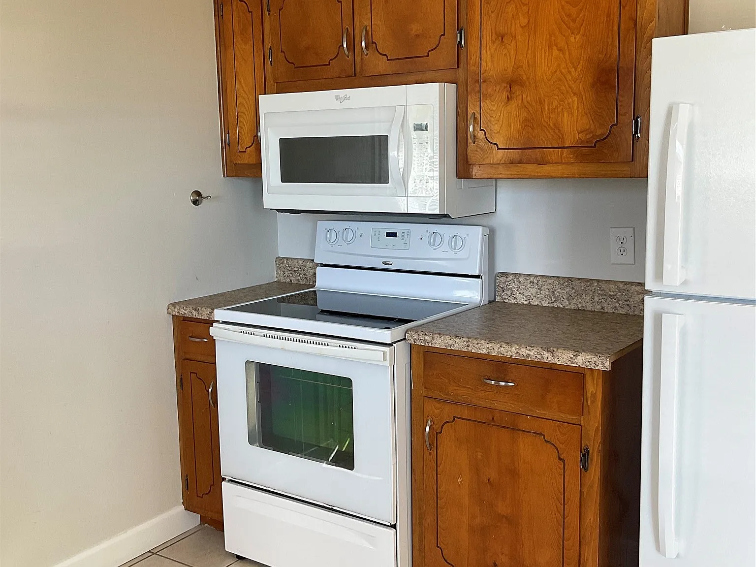 3 bed, 1.0 bath, 1040 sqft, $1,100 — Photo 3