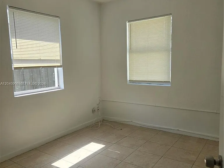 5223 SW 25th St — Photo 4