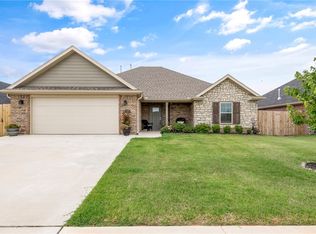 727 Woodplains Ave, Tontitown, AR 72762