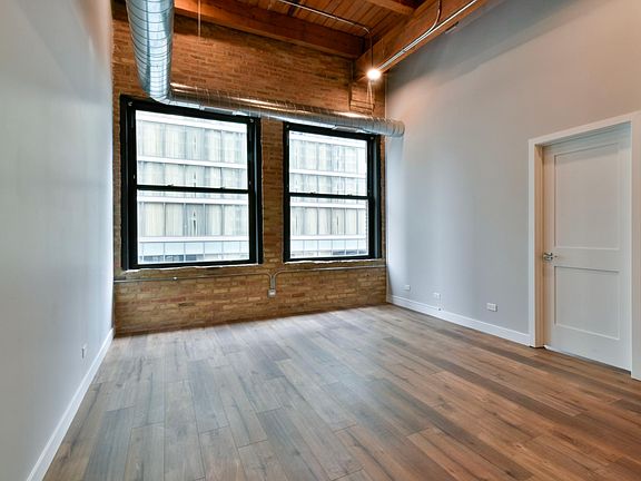4th image of 11 E Illinois St #601