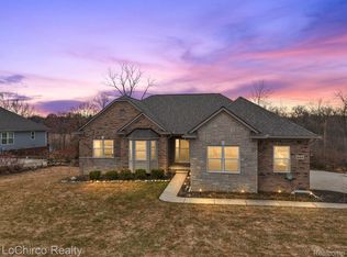 860 Watersmeet Dr, Oxford, MI