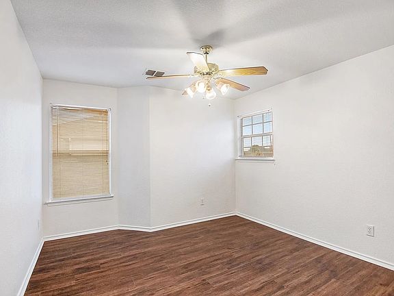 5th image of 302 Londonderry Ln