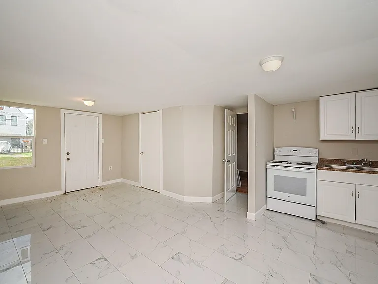 1507 Laird St — Photo 16