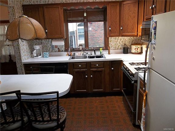5th image of 72 Garland Dr