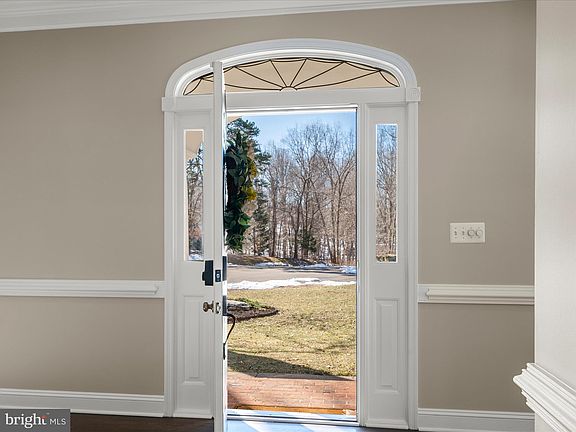 5th image of 5706 Greenview Ln