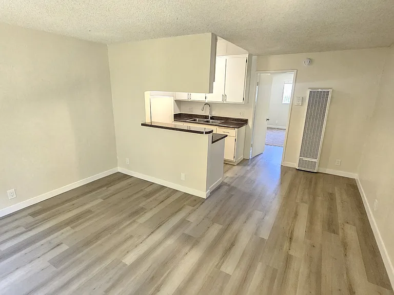 6842 N Fulton Ave #11 — Photo 2