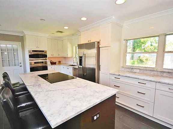 4th image of 2165 Lake Dr