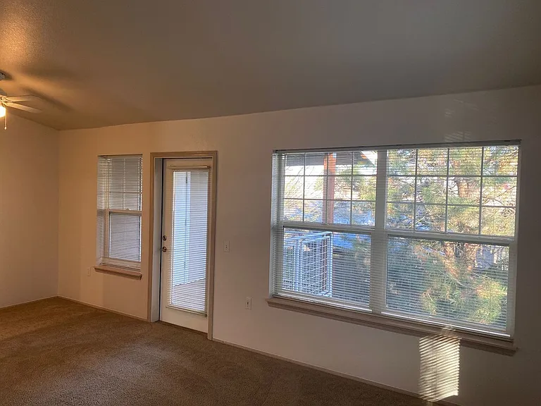 Sunrise Pointe Apartments — Photo 8