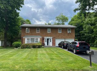 12 Hilltop Dr, Mount Sinai, NY 11766