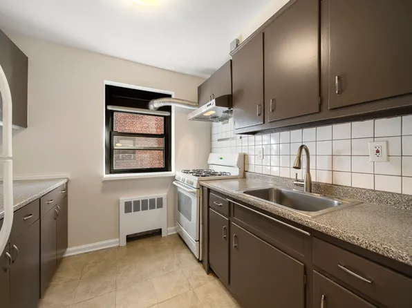 2337 Hudson Terrace image 8 of 23