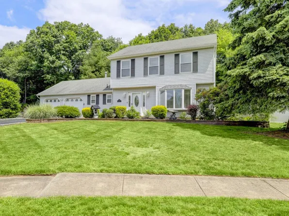 8 Erin Ln, Old Bridge, NJ 08857