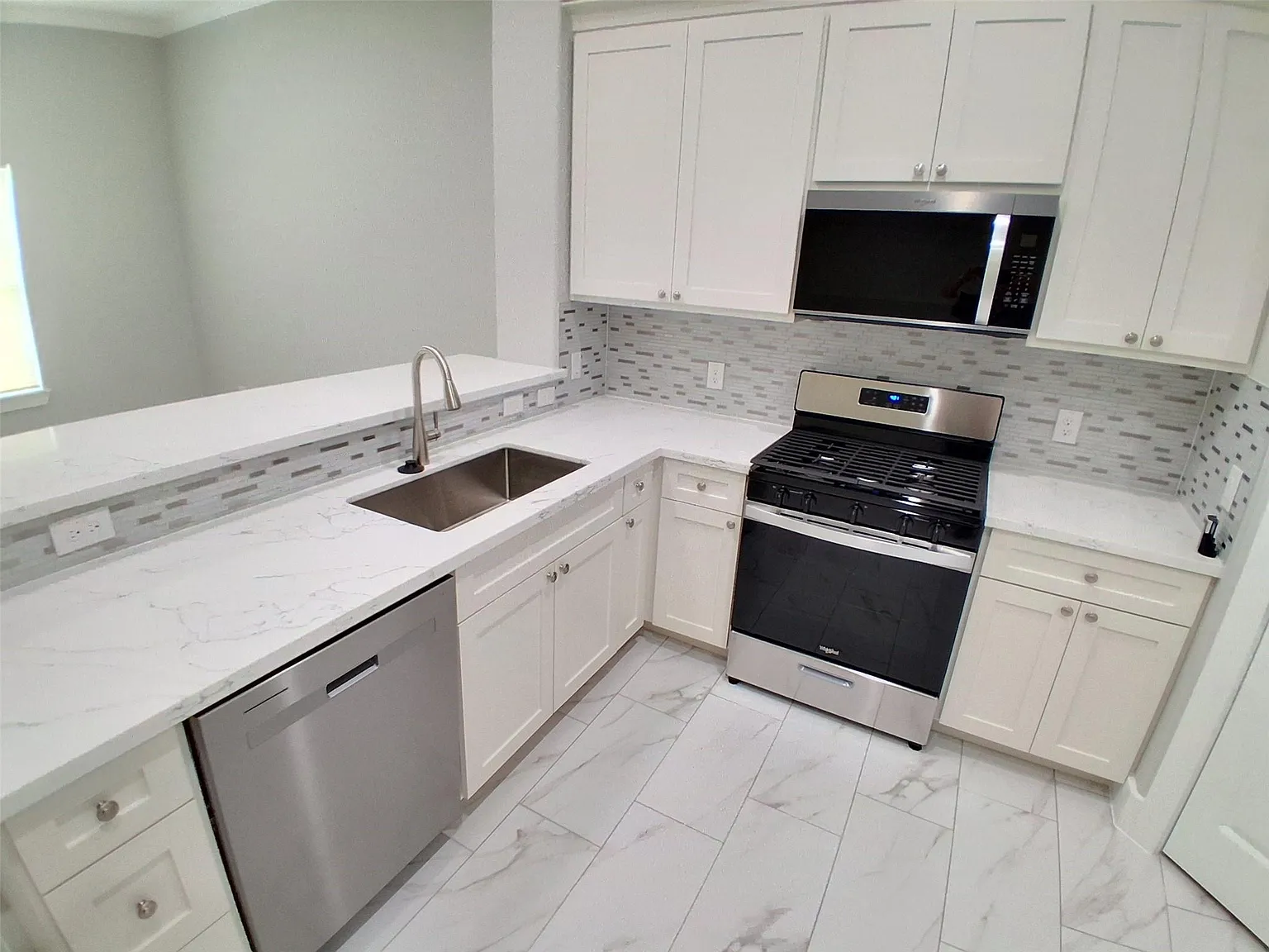 3 bed, 2.5 bath, 1800 sqft, $1,800 — Photo 2